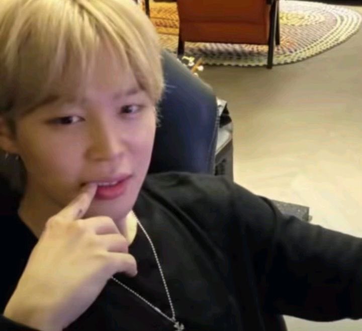 debs⁷ VAI VER O BTS tweet media
