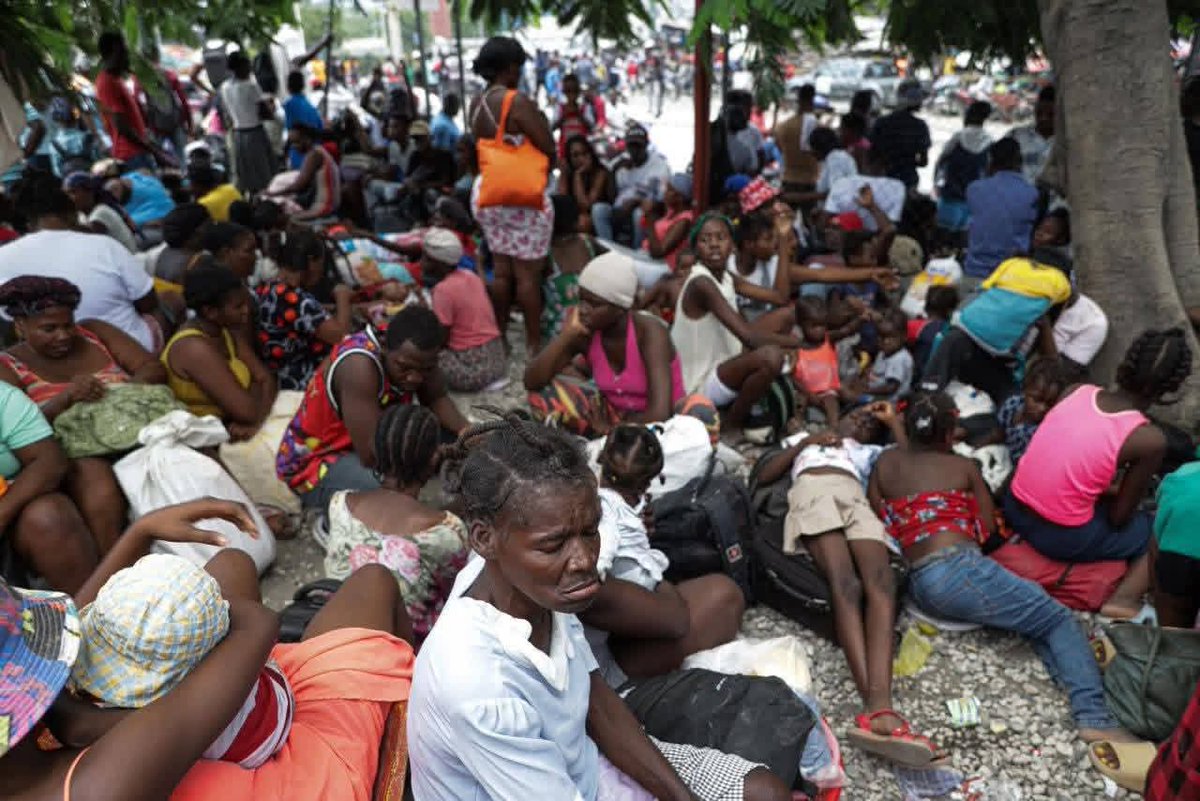 Marckenson_Prof's tweet photo. Depi se boujwa kriminèl sa ki nan tèt peyi a nan liv na wè sekirite. Se yo kap vann zam ak bal. @citoyendidier pa gen anyen serye lap regle e l santi l konfòtab pou fè djòb sal pou mèt li https://t.co/Fp41nlFJ9H