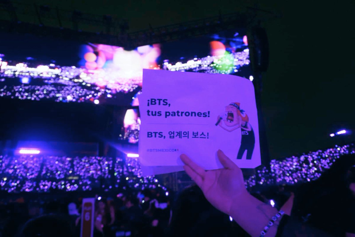 _LexHernandez's tweet photo. No salí en las pantallas. Pero así era mi cartel.

#BTS_ARİRANG #BTSMéxico https://t.co/EdnXGNmaGX