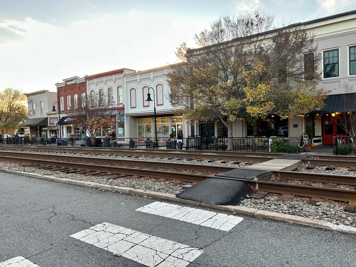 ell_ee's tweet photo. @himbo_urbanist Ashland, VA! Very small and secretly very cool. https://t.co/mFMXklzk2F