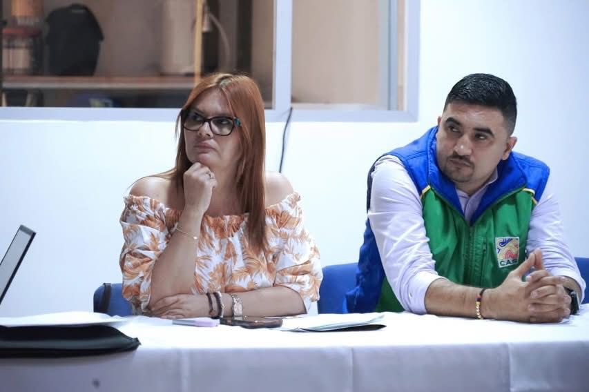 CAS_SANTANDER's tweet photo. #Barrancabermeja | La CAS lideró una mesa técnica con @MinAmbienteCo y otras instituciones sobre el manejo de hipopótamos, articulando acciones para proteger la biodiversidad y los ecosistemas de la región. 🌿🦛 https://t.co/M8f69Ah9lR