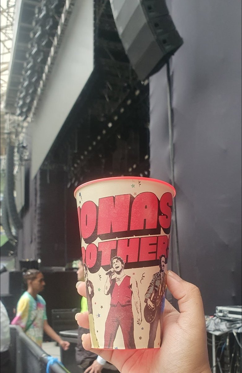 JDB_MYBoyFriend's tweet photo. @santander_br O dia perfeito comeca com  year 3000 @santander_br tô esperando esse show!  Me ajuda a não ficar only human e chorando em casa?  
Libera um ingresso aí que eu sou cliente  Santander   fiel  #SMUSIC https://t.co/4xv17HF3zB