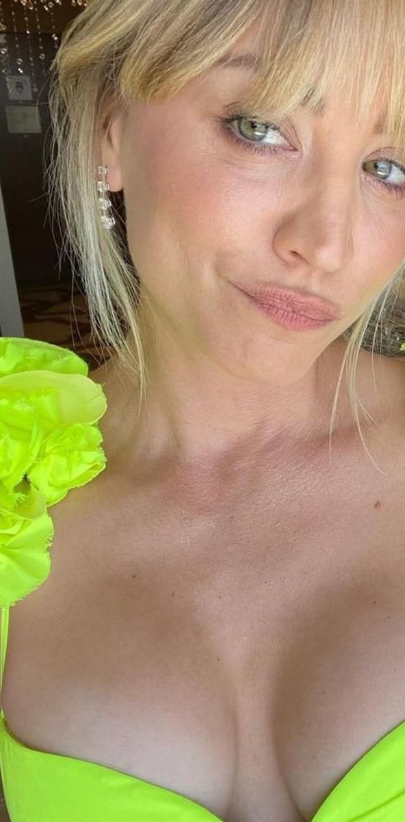 Kaley Cuoco tweet media