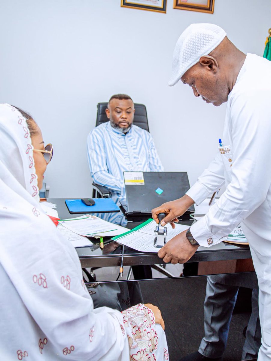 SenatorNatasha's tweet photo. Today, I submitted my nomination and expression of interest forms at the PDP National Headquarters, reaffirming my commitment to serve the good people of Kogi Central with purpose, courage, and dedication.
For love. For people. For service. 2027 🇳🇬🙏🏽

#Nigeria #PDP #lamansiónvip https://t.co/aiP7hhskMV