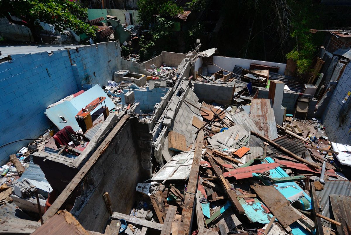 elsalvador's tweet photo. #DePaís |  Cuadrillas del Ministerio de @ViviendaSV demolieron este lunes viviendas que están ubicadas en zonas de alto riesgo en la comunidad Nicaragua 3, de San Salvador, informa la ministra @misol140. 

Las familias ya cuentan con una solución habitacional en el proyecto habitacional Nicaragua, como parte del Programa de Reasentamientos impulsado por el presidente @nayibbukele, comparte. 

«Con esta demolición nos aseguramos que ninguna familia vuelva a este lugar vulnerable y que pone en riesgo sus vidas. El perímetro queda declarado como zona no habitable», publicó.