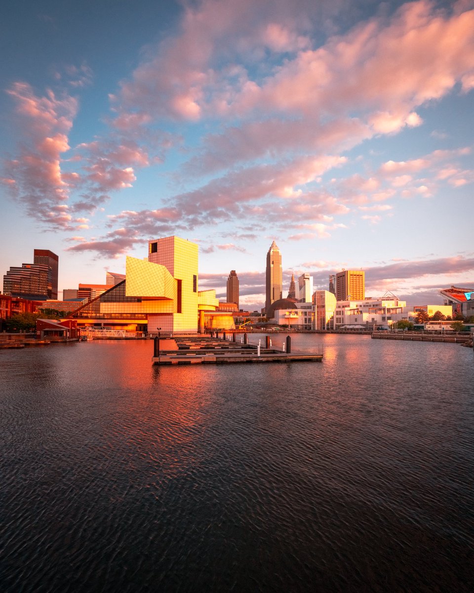 GabeWasylko's tweet photo. Tonight’s Golden Sunset in Cleveland, Ohio https://t.co/3P95YjBueD