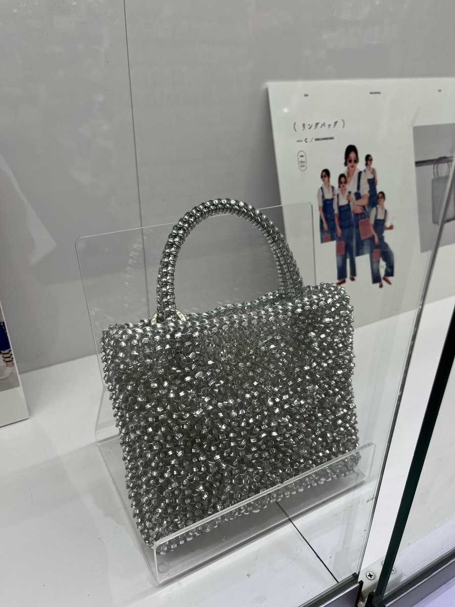 parcobookcenter's tweet photo. 『手編みのきらきらバッグ公式BOOK』のパネル展、開催中です。
作品も展示中です！きらっきらで可愛いです。
#エクスナレッジ#メルヘンテープ#きらきらバッグ https://t.co/0Hd6qBhcqV