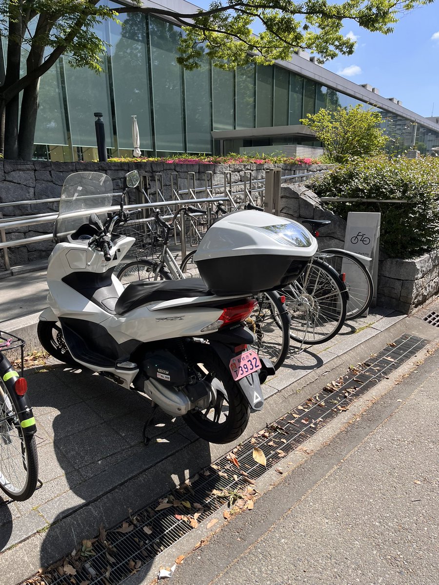 Affechinko's tweet photo. 2026年5月12日の東京都現代美術館@MOT_art_museum の駐輪場。
このバイク🛵本当に毎日ここに有る。捨てたのか？
#東京都現代美術館　#マナー違反　#バイク　#駐車違反 https://t.co/hX0rAMzK5n