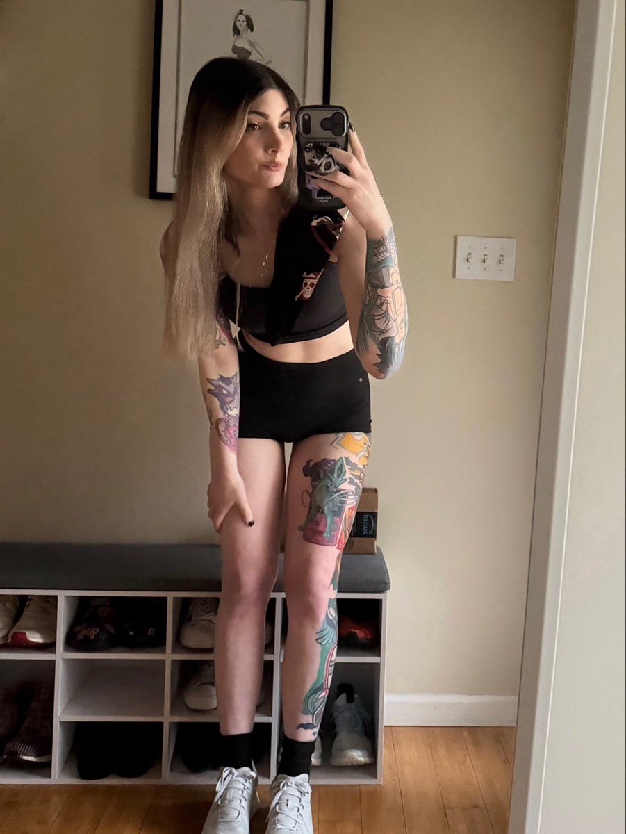 Alexluxii51's tweet photo. don’t let this fit mislead you, i barely work out anymore 😭 https://t.co/takOqyO7xM