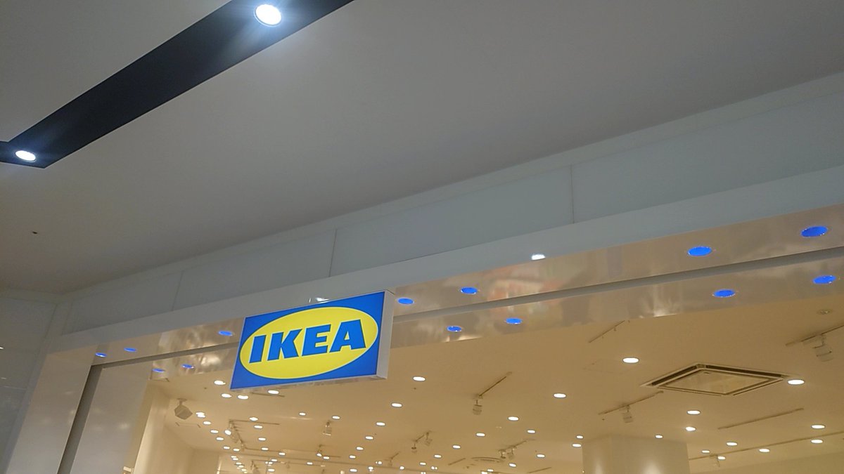 2週間越しにやっとIKEAに行けました～～ 店内にオードリー(？)の椅子