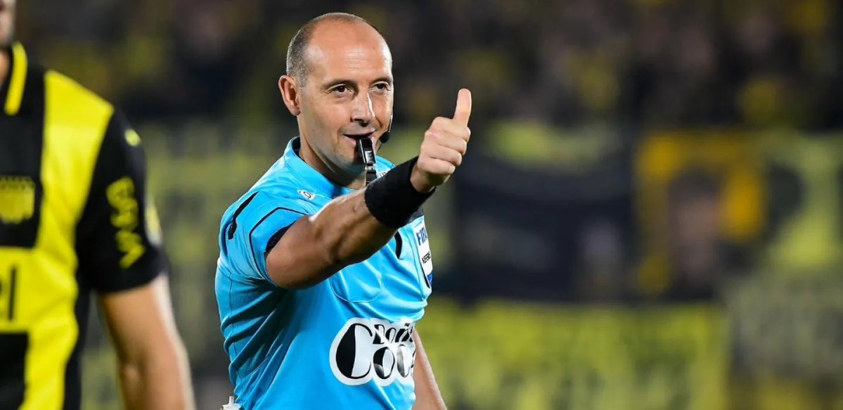 Todos sabíamos que la racha se iba a extender hasta que a ellos les tocara este pelado nefasto en el arbitraje. 

Lo de hoy es DESCALIFICADOR, pero como de este lado no hay presiones ni estados de WhatsApp no va a pasar nada!