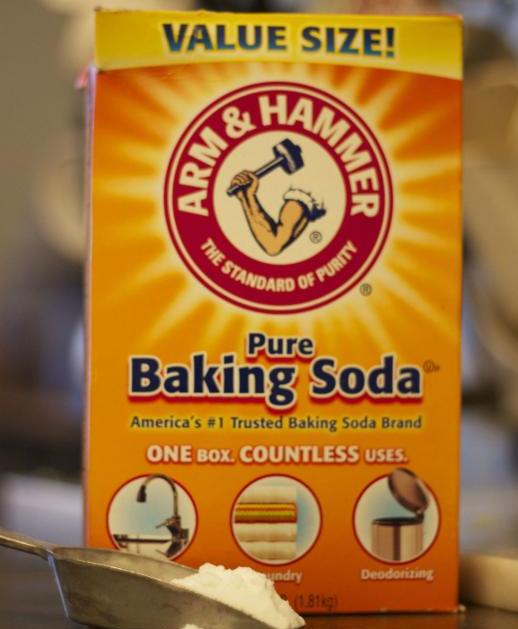 NikkiKellyReal's tweet photo. Favorite hairbrush full of gunk? If you’ve just about given up on rescuing it from the hairspray, dead skin cells, and other grossness, try sprinkling it with baking soda! Sprinkle the baking soda on the bristles, work it through to the base, rinse, dry, and it’ll be like new. https://t.co/gIPmoKznd8