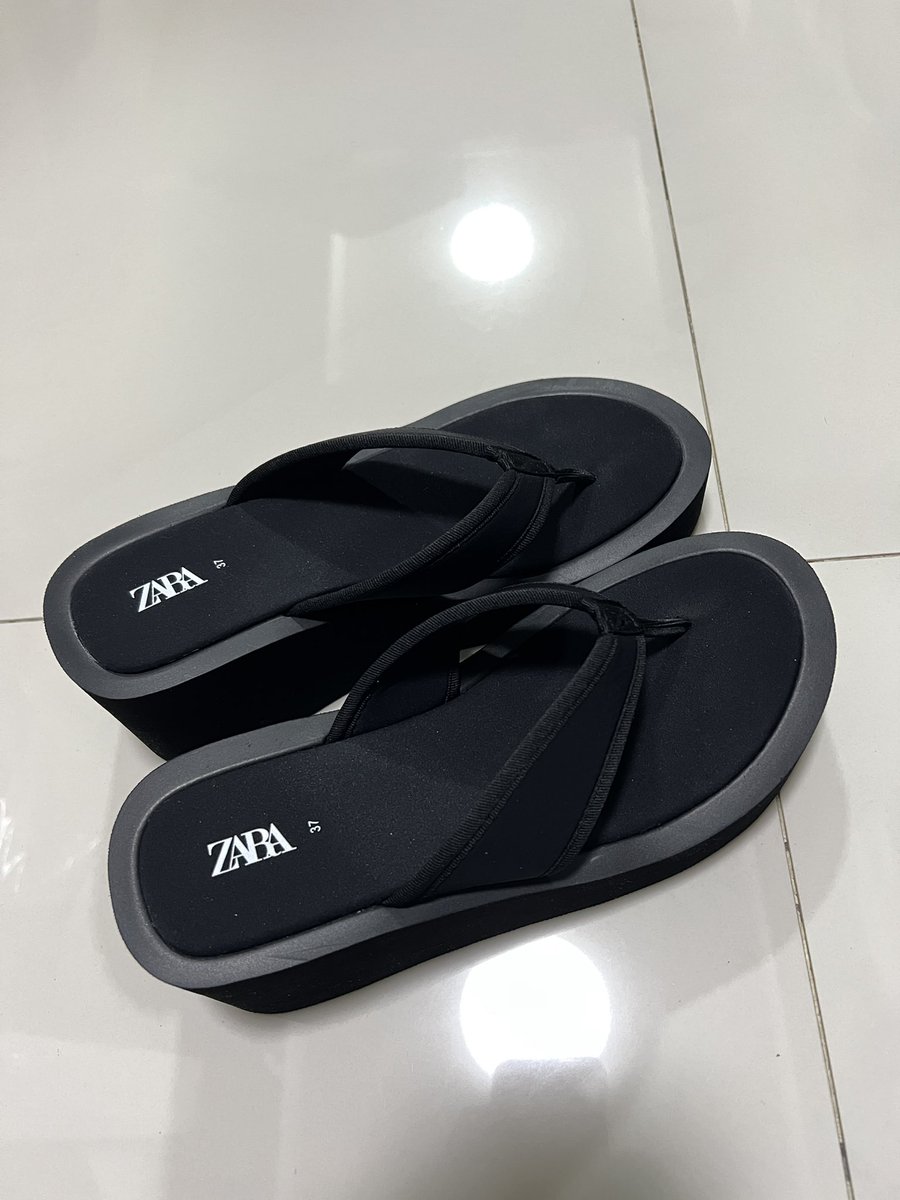PunnupTdb's tweet photo. รองเท้าแตะ platform collection ใหม่
แบรนด์ zara 
Size : 37 
สภาพใหม่ ยังไม่เคยใส่เลย ซื้อมาแล้วเล็กเกินกว่าเท้าไป  
ราคา: 1100 (ราคาเต็ม 1490) 
ค่าส่ง 40  
ทักมาขอดูเพิ่มได้

#ส่งต่อzara #ส่งต่อรองเท้า #รองเท้าzara #ส่งต่อเสื้อผ้ามือ2 #zarathailand https://t.co/NjOUUJHuQd