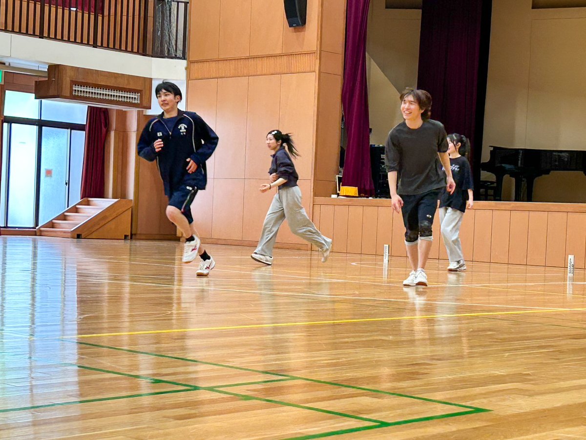 sums_PR's tweet photo. 📸✨作業療法学専攻の1年生の
“空きコマ”をのぞいてみた‼️
1年生の担任です😊
作業療法学専攻の生徒が、空きコマをどう過ごしているのか、ちょっとのぞいてみました👀✨

体育館では…
🏸 バドミントンで全力スマッシュ！
🏃‍♂️💨 男女混合どろけーで本気の追走劇！
みんな笑い声が絶えず、“青春”を過ごしているようでした♪

放課後はラウンジでまったりタイム🕰️
🃏『はぁって言うゲーム』で大盛り上がり❣️
表情と声だけで伝えるあのゲーム、想像以上に難しい…‼️
担任の私も混ざってみましたが、学生の演技力に完敗でした😆

大学生活って、授業だけじゃなくて、こんなふうに仲間と過ごす時間も大切な学びなんだと改めて感じます😊

キャンパスでのびのび過ごす1年生たち、これからの成長がますます楽しみです🌈

5月30日（土）オープンキャンパス開催✨是非、作業療法学専攻の教員や在学生に会いに来てください✨
皆様の参加をお待ちしています✨
オープンキャンパスのお申し込みはこちらhttps://t.co/JBAPSqbP97

＃作業療法学専攻　＃湘南医療大学　＃キャンパスライフ　＃OT学生　＃オープンキャンパス