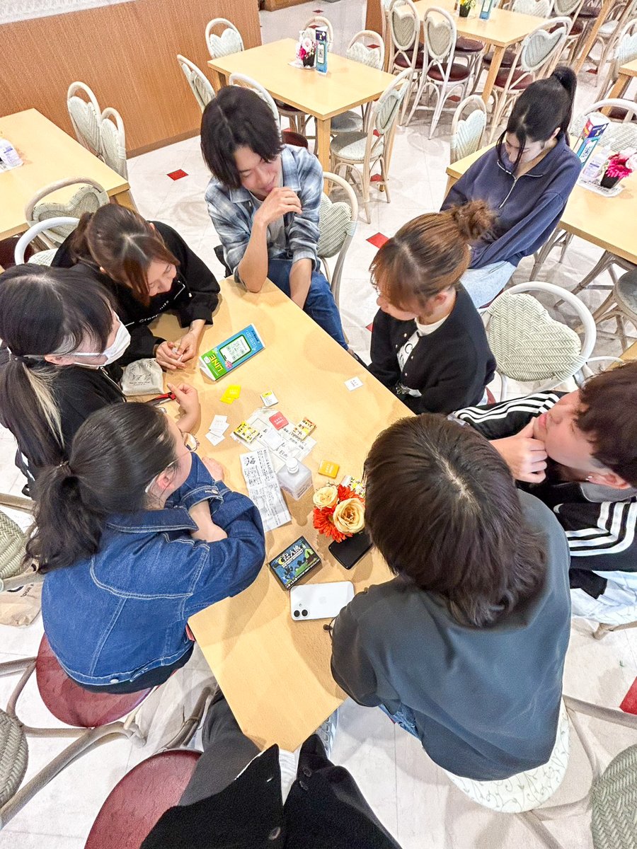 sums_PR's tweet photo. 📸✨作業療法学専攻の1年生の
“空きコマ”をのぞいてみた‼️
1年生の担任です😊
作業療法学専攻の生徒が、空きコマをどう過ごしているのか、ちょっとのぞいてみました👀✨

体育館では…
🏸 バドミントンで全力スマッシュ！
🏃‍♂️💨 男女混合どろけーで本気の追走劇！
みんな笑い声が絶えず、“青春”を過ごしているようでした♪

放課後はラウンジでまったりタイム🕰️
🃏『はぁって言うゲーム』で大盛り上がり❣️
表情と声だけで伝えるあのゲーム、想像以上に難しい…‼️
担任の私も混ざってみましたが、学生の演技力に完敗でした😆

大学生活って、授業だけじゃなくて、こんなふうに仲間と過ごす時間も大切な学びなんだと改めて感じます😊

キャンパスでのびのび過ごす1年生たち、これからの成長がますます楽しみです🌈

5月30日（土）オープンキャンパス開催✨是非、作業療法学専攻の教員や在学生に会いに来てください✨
皆様の参加をお待ちしています✨
オープンキャンパスのお申し込みはこちらhttps://t.co/JBAPSqbP97

＃作業療法学専攻　＃湘南医療大学　＃キャンパスライフ　＃OT学生　＃オープンキャンパス