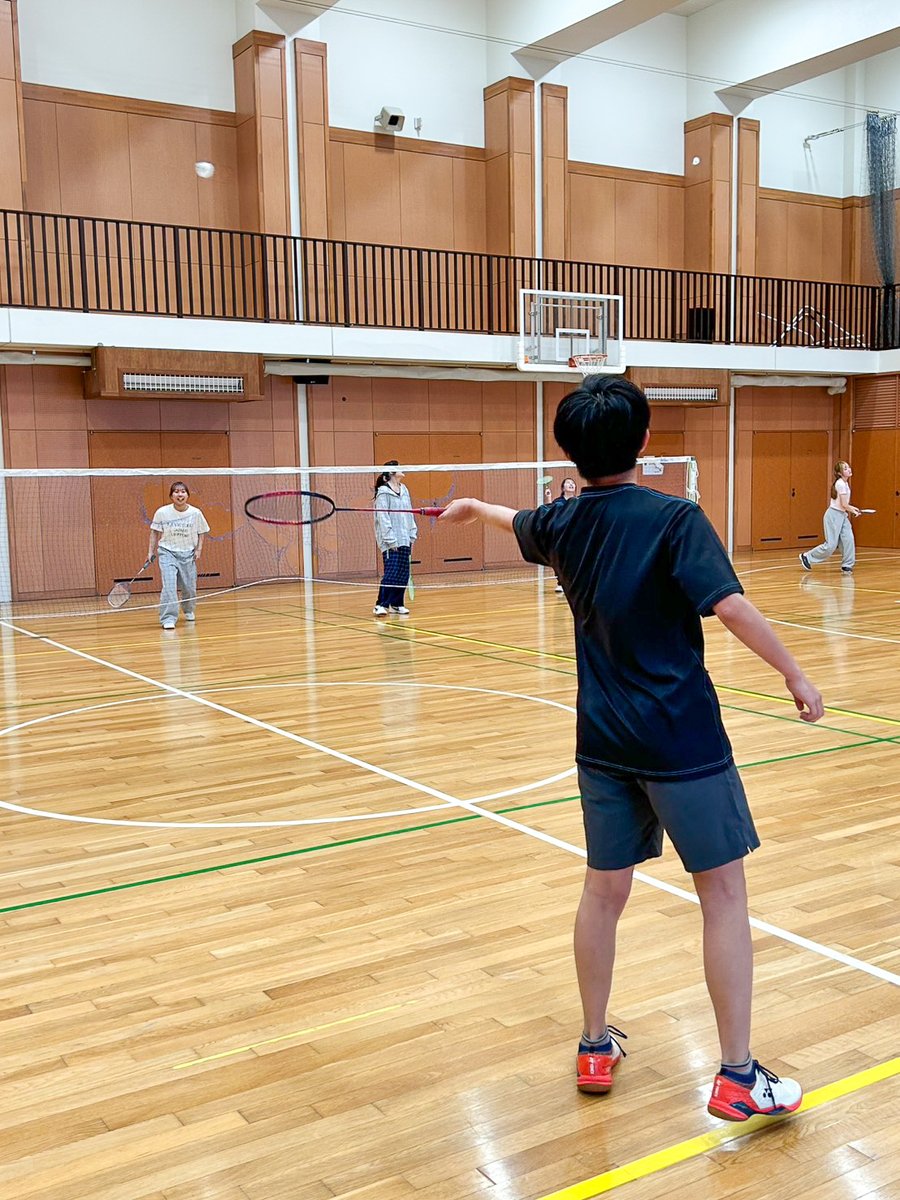 sums_PR's tweet photo. 📸✨作業療法学専攻の1年生の
“空きコマ”をのぞいてみた‼️
1年生の担任です😊
作業療法学専攻の生徒が、空きコマをどう過ごしているのか、ちょっとのぞいてみました👀✨

体育館では…
🏸 バドミントンで全力スマッシュ！
🏃‍♂️💨 男女混合どろけーで本気の追走劇！
みんな笑い声が絶えず、“青春”を過ごしているようでした♪

放課後はラウンジでまったりタイム🕰️
🃏『はぁって言うゲーム』で大盛り上がり❣️
表情と声だけで伝えるあのゲーム、想像以上に難しい…‼️
担任の私も混ざってみましたが、学生の演技力に完敗でした😆

大学生活って、授業だけじゃなくて、こんなふうに仲間と過ごす時間も大切な学びなんだと改めて感じます😊

キャンパスでのびのび過ごす1年生たち、これからの成長がますます楽しみです🌈

5月30日（土）オープンキャンパス開催✨是非、作業療法学専攻の教員や在学生に会いに来てください✨
皆様の参加をお待ちしています✨
オープンキャンパスのお申し込みはこちらhttps://t.co/JBAPSqbP97

＃作業療法学専攻　＃湘南医療大学　＃キャンパスライフ　＃OT学生　＃オープンキャンパス