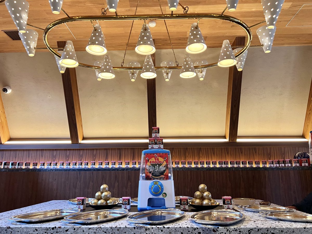 otoshi_s's tweet photo. 4年間、白馬村で運営してきた「村ガチャ」ですが、完全終了することにしました。

村民の方、観光客の方、サポートしてくれた方、本当にたくさんの皆様に応援していただき、最終的には年間2,000回転し、年間約1,000チケットが村内で利用され、村内回遊のキッカケをユニークな形で実現することができました。

終了の理由としては、僕のキャパの限界が1番の理由です。

カプセル埋め作業のほかに、この数年間毎月、テレビや雑誌の取材対応、大学生のゼミ、卒論のお手伝いなど。あらゆる角度から対応し続け、気づいたら、1ヶ月の3分の1くらいを、村ガチャで占めるようになりました。

あまりにも忙しくなり、純粋に村ガチャに対して、昔のような情熱と熱量を注げなくなってしまいました。

今でもたくさんの方に応援して頂いているのですが、完全終了と致します。皆様には感謝の気持ちでいっぱいです。

また何か面白いアイデアを考え実行していきます。今後ともどうぞ宜しくお願いします。

（※追記）
チケットお持ちの方→チケットはまだ利用可能です。

村ガチャにご参加中の方→引き続きお支払いさせて頂きます。