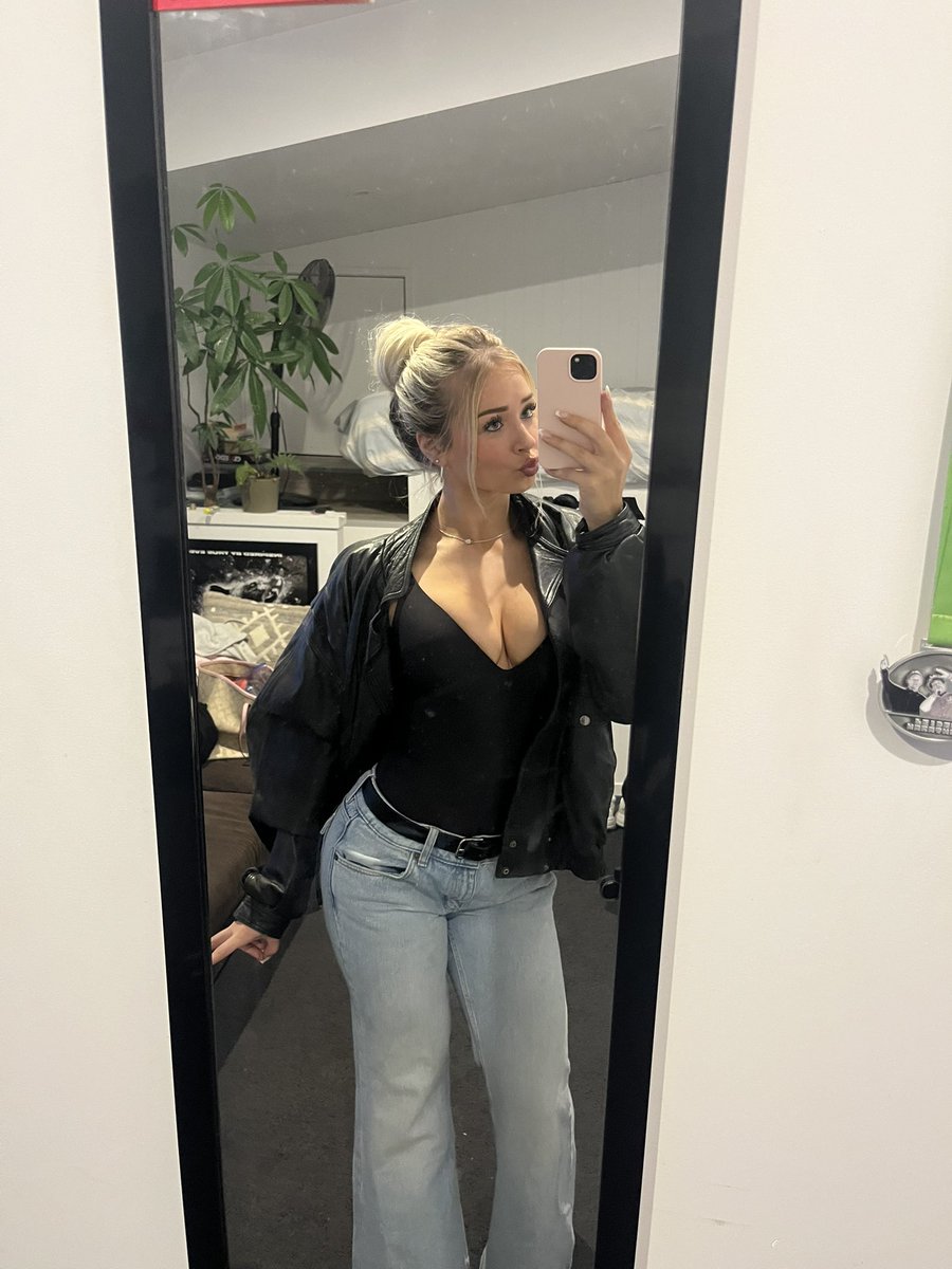 milliermoo's tweet photo. let me drain your account I know u want me to $$ #findom #paypig #feet #subs https://t.co/JnZ9H696gY