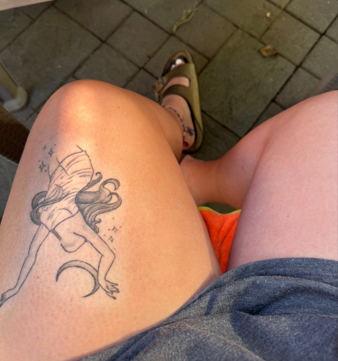 caelynnscontrol's tweet photo. thick thighs, thigh tat, anklet, white toes, birkenstocks… did i get all the triggers?? https://t.co/TVmgU895rz