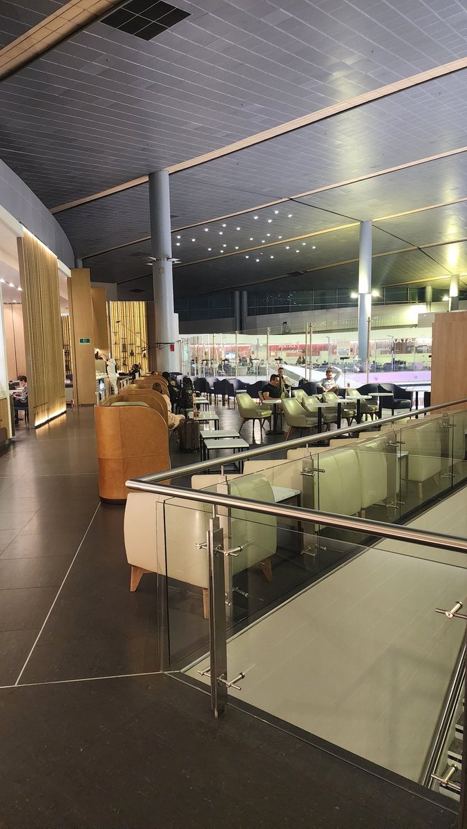 Jose_patagon's tweet photo. @LATAM_CO que pésimos servicio brindan en la sala vip no quieren dejar entrar por bloqueo por aforo y la sala esta vacía, vuelos atrasado pésimo servicio al cliente. https://t.co/cmWlFOqnrb
