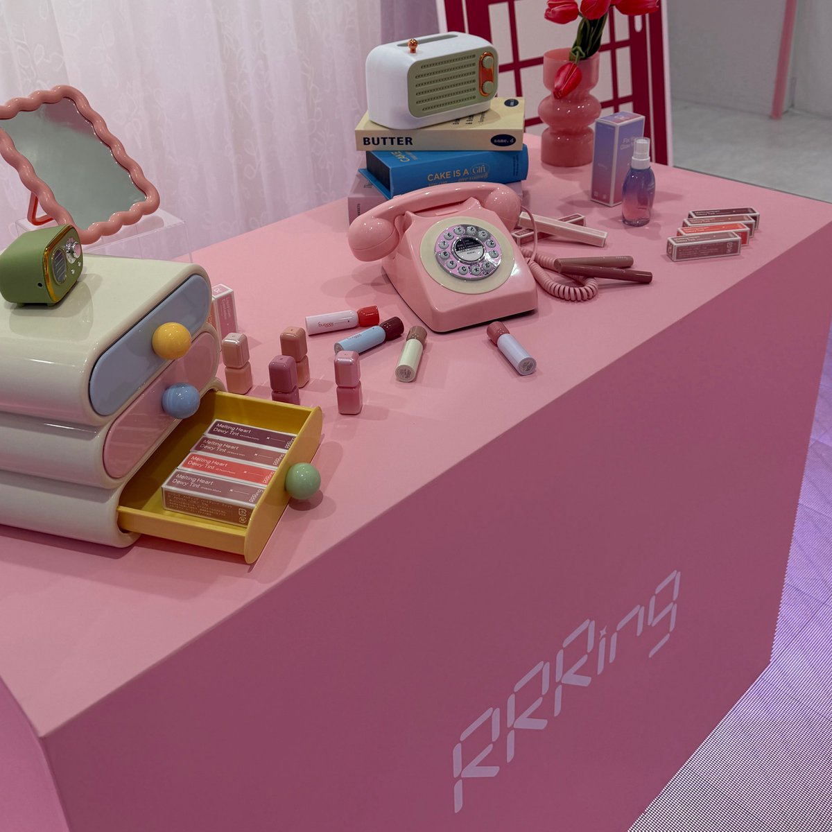 aik_ooooO's tweet photo. 韓国を代表するスタイリストのソ・スギョンさんプロデュース『RRRing』のローンチ記念POPUPが明日から開催されるよ🎀  オリジナルボールペン作りができてノベルティも盛りだくさん⸝⋆ 特にオーバーリップを作れるリップスティックが可愛すぎたから是非チェックしてみて😍✨🫶🏽 https://t.co/uert9zg1Ma