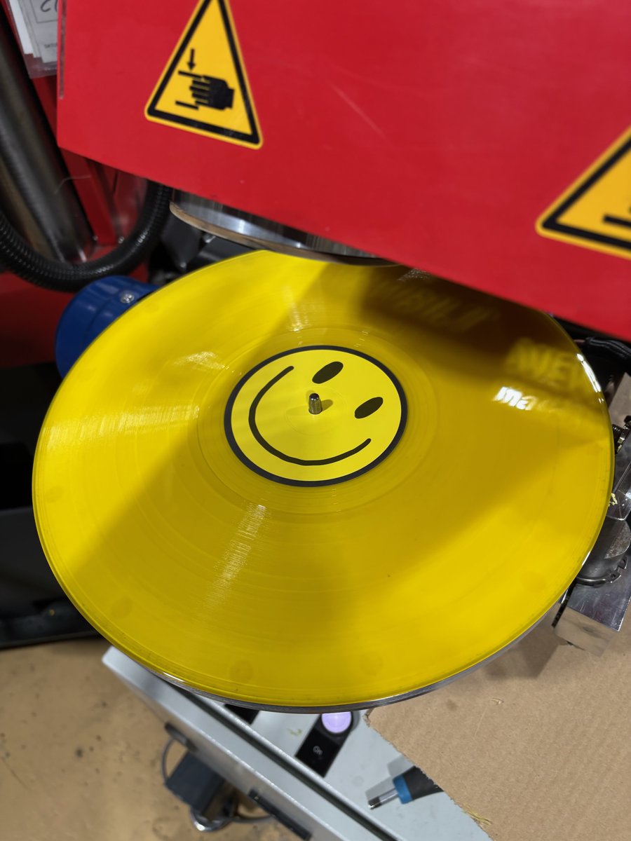 abendkollektiv's tweet photo. 【abend kollektiv limited 05】
ようやく「YURI SUZUKI - BLESS THIS ACID HOUSE」の最終プレスが完了しました。
Bandcampでのリリースは来週以降へ延期となる見込みです。お待ちいただいている皆さまには申し訳ありませんが、ご了承ください。

プレオーダーはこちらから🔽
https://t.co/IkgM045vDY https://t.co/njj0ANnjrN