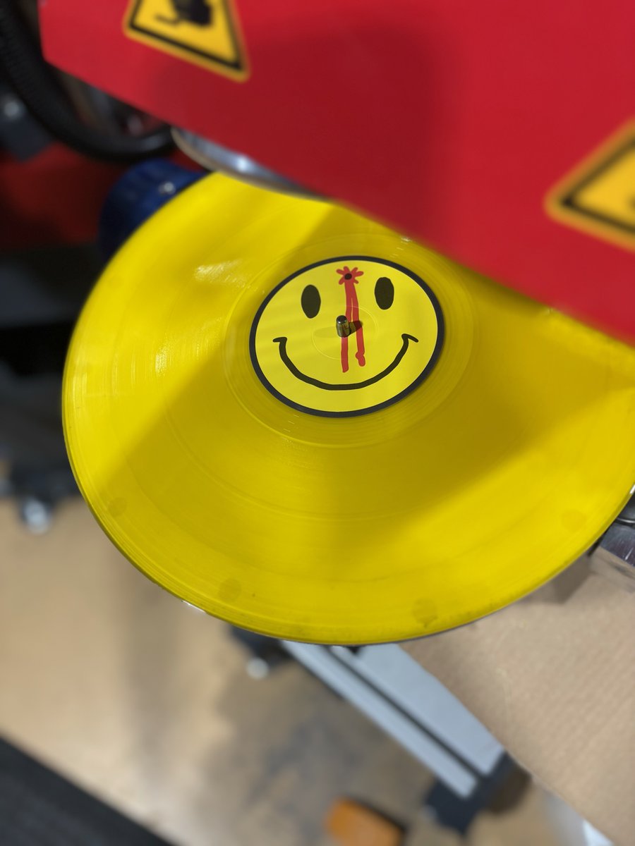 abendkollektiv's tweet photo. 【abend kollektiv limited 05】
ようやく「YURI SUZUKI - BLESS THIS ACID HOUSE」の最終プレスが完了しました。
Bandcampでのリリースは来週以降へ延期となる見込みです。お待ちいただいている皆さまには申し訳ありませんが、ご了承ください。

プレオーダーはこちらから🔽
https://t.co/IkgM045vDY https://t.co/njj0ANnjrN