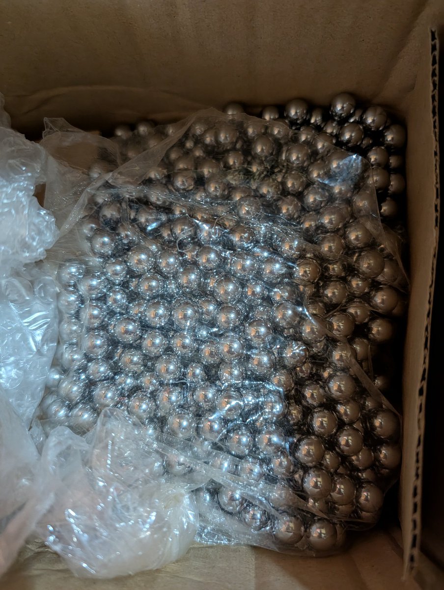 パチンコ玉届いた。刻印有りバージョンが良かったけど、刻印無し