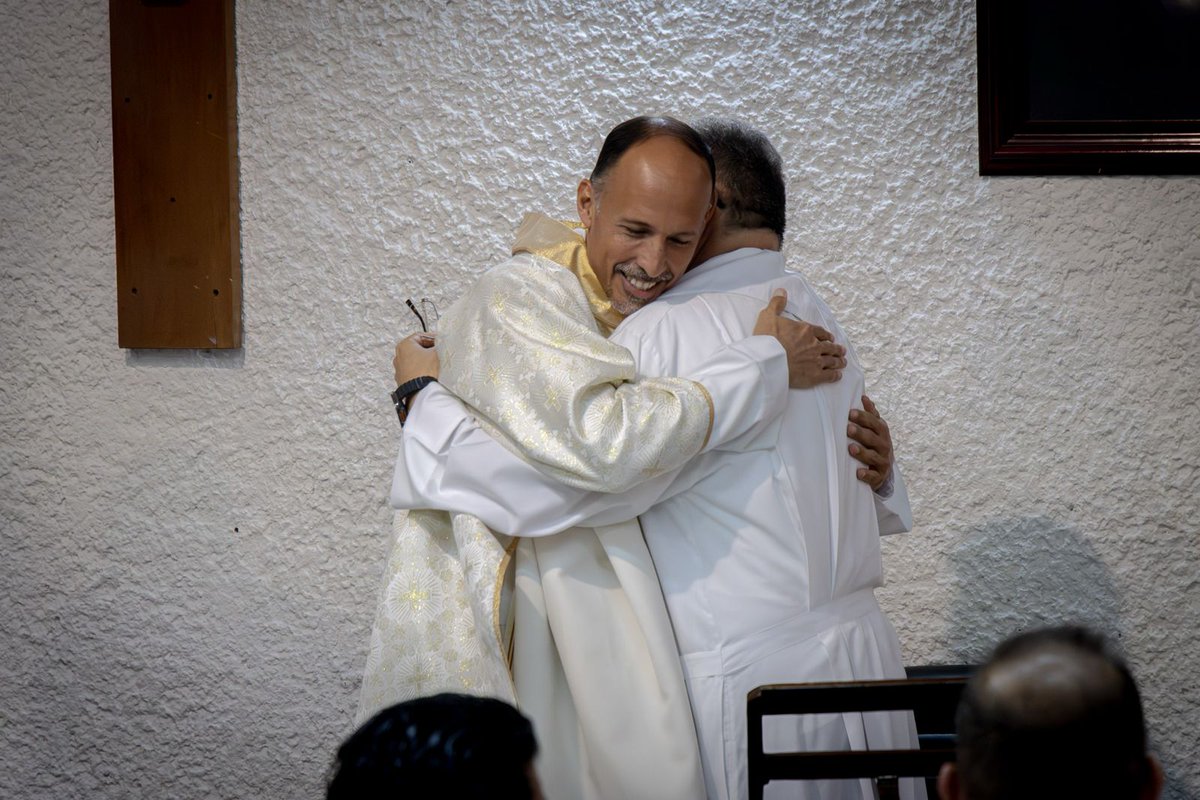 Jesuitas_Mexico's tweet photo. 📍 Este lunes 11 de mayo, en la Curia Provincial de la Ciudad de México y con una celebración eucarística, se realizó el cambio de Provincial de la Compañía de Jesús en México.

Los Jesuitas de México dieron la bienvenida al nuevo Provincial, el P. Enrique Javier Mireles Bueno, S.J., quien inicia su servicio acompañado por el nuevo equipo auxiliar de gobierno. 🙌🏽

Lee la nota en https://t.co/kF7vBHbLK3