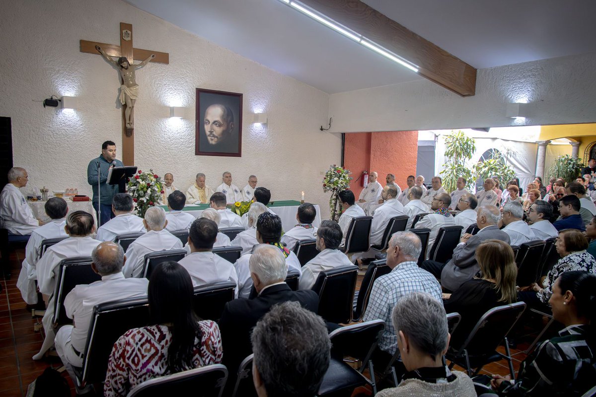 Jesuitas_Mexico's tweet photo. 📍 Este lunes 11 de mayo, en la Curia Provincial de la Ciudad de México y con una celebración eucarística, se realizó el cambio de Provincial de la Compañía de Jesús en México.

Los Jesuitas de México dieron la bienvenida al nuevo Provincial, el P. Enrique Javier Mireles Bueno, S.J., quien inicia su servicio acompañado por el nuevo equipo auxiliar de gobierno. 🙌🏽

Lee la nota en https://t.co/kF7vBHbLK3