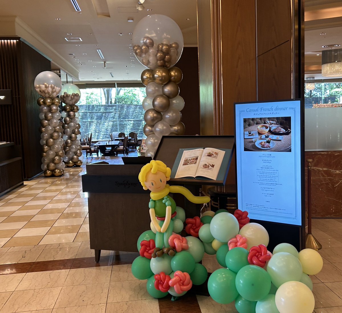 BalloonRin's tweet photo. ゴールデンウィーク中はロイヤルパーク様にて星の王子さまの装飾をさせて頂きました！
皆さまのお寛ぎの時間にほんの少しの笑いと喜びをバルーンと共にお届け出来たらと思います。 https://t.co/PpajKBCqiU
