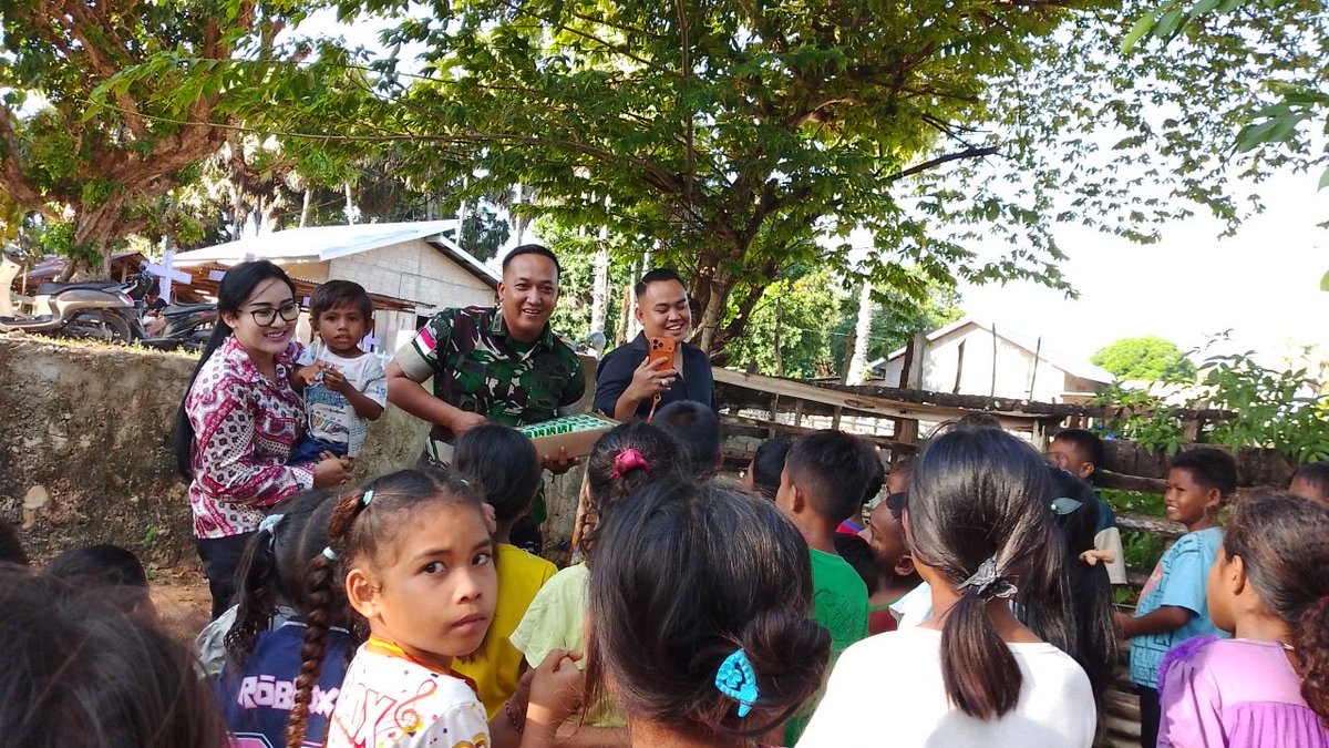 Kodam9Udayana's tweet photo. Sentuhan Kemanusiaan di Daiama: Dandim 1627/Rote Ndao dan Ketua Persit Turun Langsung Layani Warga
#Kodim1627RoteNdao #TNIAD #BaktiSosial #PengobatanGratis #PersitKCK #RoteNdao #PeduliKesehatan #TNIBersamaRakyat #PengabdianTNI #HumanisUntukRakyat https://t.co/Bu3qYYc7YV