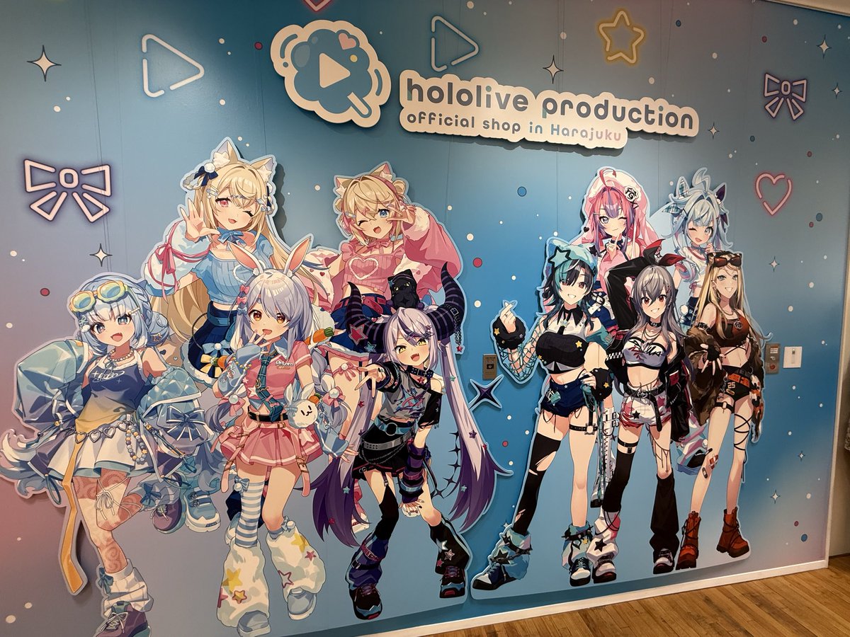 falc0m_zero's tweet photo. GW仕事頑張ったから10〜11日東京遊びに行きました〜☺️
ホロベースとホロライブショップ原宿に行けて満足😆
ヴィヴィちゃんとても可愛いかった🩷 https://t.co/1E0lr398PO