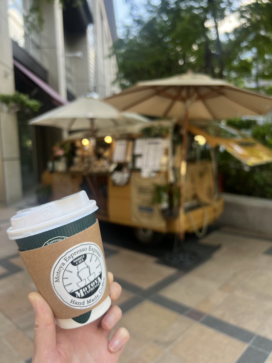apronchan_1234's tweet photo. 室町コレドの入り口にある「MOTOYA EXPRESS」のモバイルカフェ☕️
通り道なのでいつも飲んでるけど、毎回バリスタさんの手さばきが本当に神業で見入ってしまう。
しかもこのクオリティなのに値段も良心的で、毎回ちょっと感動する一杯。
近くを通るとつい寄りたくなるお気に入りです。
#MOTOYAEXPRESS #モバイルカフェ #コーヒー #エスプレッソ #コーヒースタンド #室町コレド