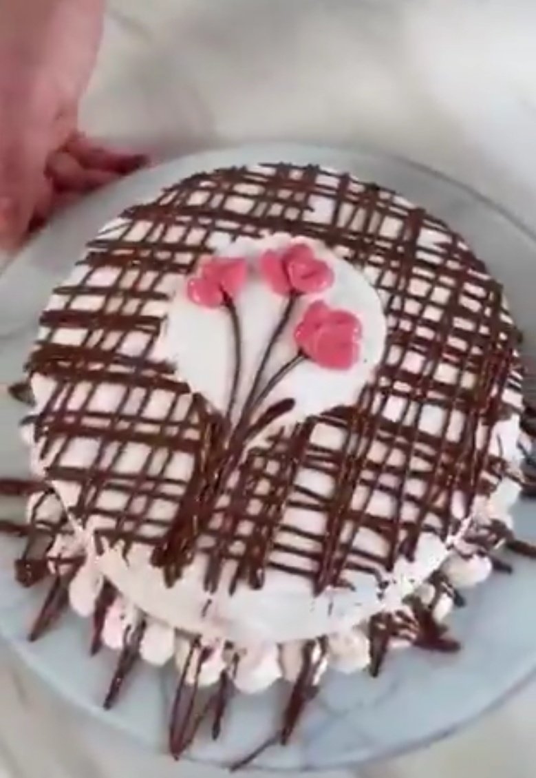 Su pulso firme transforma el chocolate en una red comestible, convirtiendo cada pastel, en una obra maestra de belleza y precisión. Con un movimiento ágil de su mano, logra texturas de flores de azúcar tan reales, que parecen brotar del pan
Viral: Estadío Banorte, CNTE, Jardine