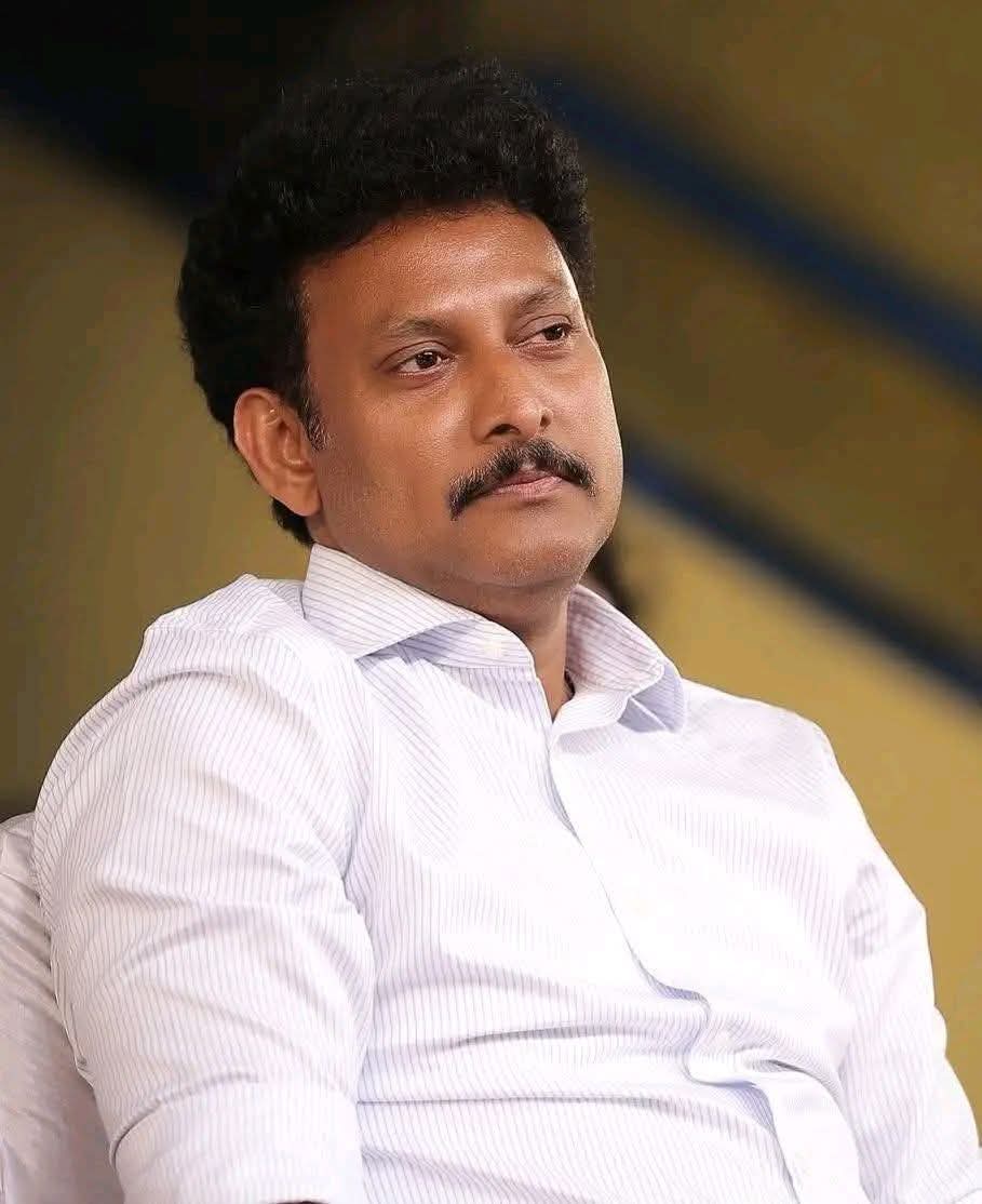 villainuthaman's tweet photo. நீங்க ஏன் பதட்டப்படுறீங்க? 
என்னிடம் எல்லோரும் கேட்கக் கூடிய கேள்வி... 

38 மாதிரி பள்ளிகள் 

தமிழ்நாடு முழுவதும் 38 மாவட்ட தலைநகரங்களில் மாதிரி பள்ளிகள்.  அவர்களுக்கு NEET, JEE நுழைவுத் தேர்வு மற்றும் உயர் கல்விக்கு சேர்வதற்கான தீவிரப் பயிற்சி.

236 வெற்றி பள்ளிகள் 

மிகப்பெரிய அளவிலான கட்டமைப்பு வசதி. அந்தப் பள்ளி மாணவர்களுக்கு மட்டுமல்ல சுற்றியுள்ள பள்ளி மாணவர்களும் பயன்பெறும் வகையில் பயிற்சி. 

இது போன்ற முன்னெடுப்புகளால்... 

2025ல் நான் முதல்வன் திட்டத்தின் கீழ் JEE தேர்வில் தேர்ச்சி பெற்ற அரசுப் பள்ளி மாணவர்கள் எண்ணிக்கை 448.

நீட் தேர்வில் தேர்ச்சி பெற்ற மாணவர்கள் எண்ணிக்கை 500க்கும் மேல்.

நான் முதல்வன் திட்டத்தில் பயின்று UPSC தேர்வில் வெற்றி பெற்ற மாணவர்களின் எண்ணிக்கை 56 

28 மாநிலங்கள் இருக்கக்கூடிய இந்தியாவில், முதல் 10 இடங்களுக்குள் தரம் பெற்ற  தமிழ்நாட்டு மாணவர்கள் 2 பேர் (இரண்டாம் இடமும், ஏழாம் இடமும்)

பன்னிரண்டாம் வகுப்பு முடித்த பிறகு பிள்ளைகளை எந்தக் கல்லூரியில் சேர்ப்பது என்பது மிகப்பெரிய குழப்பம் ஏற்படும் சூழலில், எந்த பின்புலமும் இல்லாத அரசுப் பள்ளி மாணவர்களுக்கான மிகப்பெரிய வழிகாட்டல் நான் முதல்வன் திட்டம்.

 அதன் மூலம் CUTE, CLAT போன்ற தேர்வுகளுக்கான மிகப்பெரிய விழிப்புணர்வு ஏற்படுத்தி பல்வேறு மத்திய பல்கலைக்கழகங்களில் அவர்கள் சேருவதற்கான மிகச் சிறந்த வழிகாட்டலை கடந்த ஐந்து ஆண்டுகளில் அரசு செய்தது. எண்ணற்ற மாணவர்கள் பயன் பெற்றிருக்கிறார்கள்.

உயர்கல்வியில் சேராத மாணவர்களின் தகவல்களை திரட்டி, ஆசிரியர்களை அவர்களின் வீடுகளுக்கு விரட்டி,  பள்ளிகளில் எல்லாம் முகாம் போட்டு மாவட்ட ஆட்சியர் தலைமையில் அந்த மாணவர்களை வரவழைத்து அவர்களின் இடர்பாடுகளை கேட்டறிந்து, கல்லூரியில் இருந்து வந்திருந்த ஸ்டால்களில் அங்கேயே அட்மிஷன்கள் போடப்பட்டன.

 இதெல்லாம் பெற்றோர்களே பிள்ளைகளுக்கு செய்வதற்கு அலுப்புப் படக்கூடிய சூழலில் கல்வித்துறை உன்னதமாக முன்னெடுத்து செயல்படுத்தியது.

 மீண்டும் மீண்டும் அழுத்திச் சொல்வேன். தமிழக வரலாற்றில் கல்வித் துறை மிகச்சிறந்திருந்தது என்றால் அது கடந்த ஐந்து வருடங்கள்தான்.

#DMK4TN
