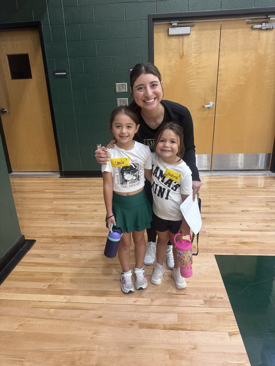 CoachV24's tweet photo. Loved having my little cousins at our mini Hawks clinic, teaching them the sport I love! They were the cutest little volleyballers 🫶 https://t.co/71i6JXkNS6