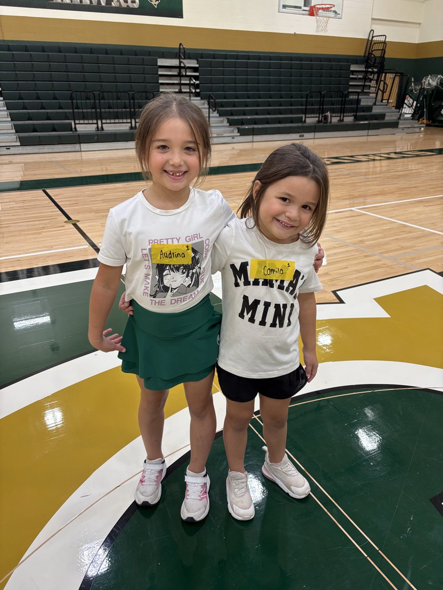 CoachV24's tweet photo. Loved having my little cousins at our mini Hawks clinic, teaching them the sport I love! They were the cutest little volleyballers 🫶 https://t.co/71i6JXkNS6