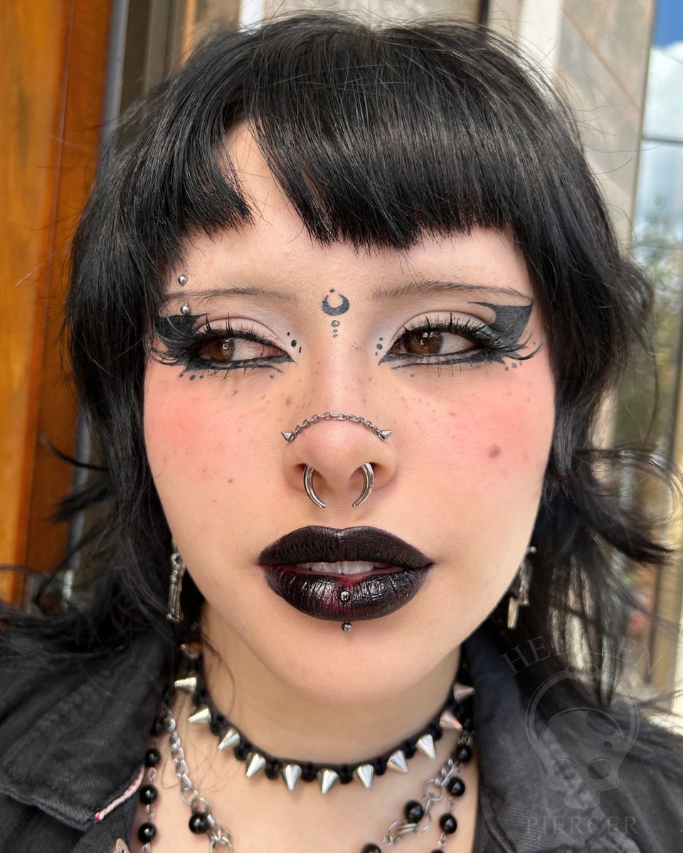 hell_enpiercer's tweet photo. Juanita espero pacientemente durante más de dos años para expandir su septum y por fin hace unos días hice su sueño realidad.🫰🏻🔥
Ahora luce un hermoso big septum con una pieza clásica septum pincher de 3.5mm en titanio.🖤 
#bigseptumpiercing #bigseptum #piercing https://t.co/Oh36C61VNq