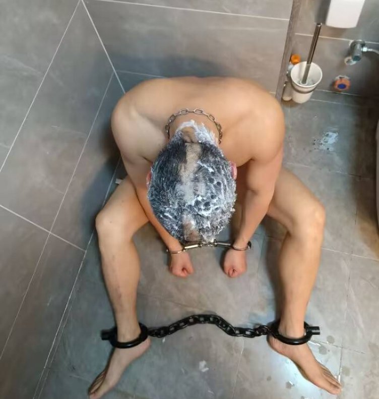 ldd8913's tweet photo. 一场酣畅淋漓的剃头过程，好奇一下你喜欢光头还是有头发的大东，我是喜欢光头的我，比较自在，而且光头的乐趣体验过得朋友都懂，用光头磨蹭的快乐找过我的朋友都懂，嘿嘿（图片是老图了，哦耶） https://t.co/E041QGIP1c