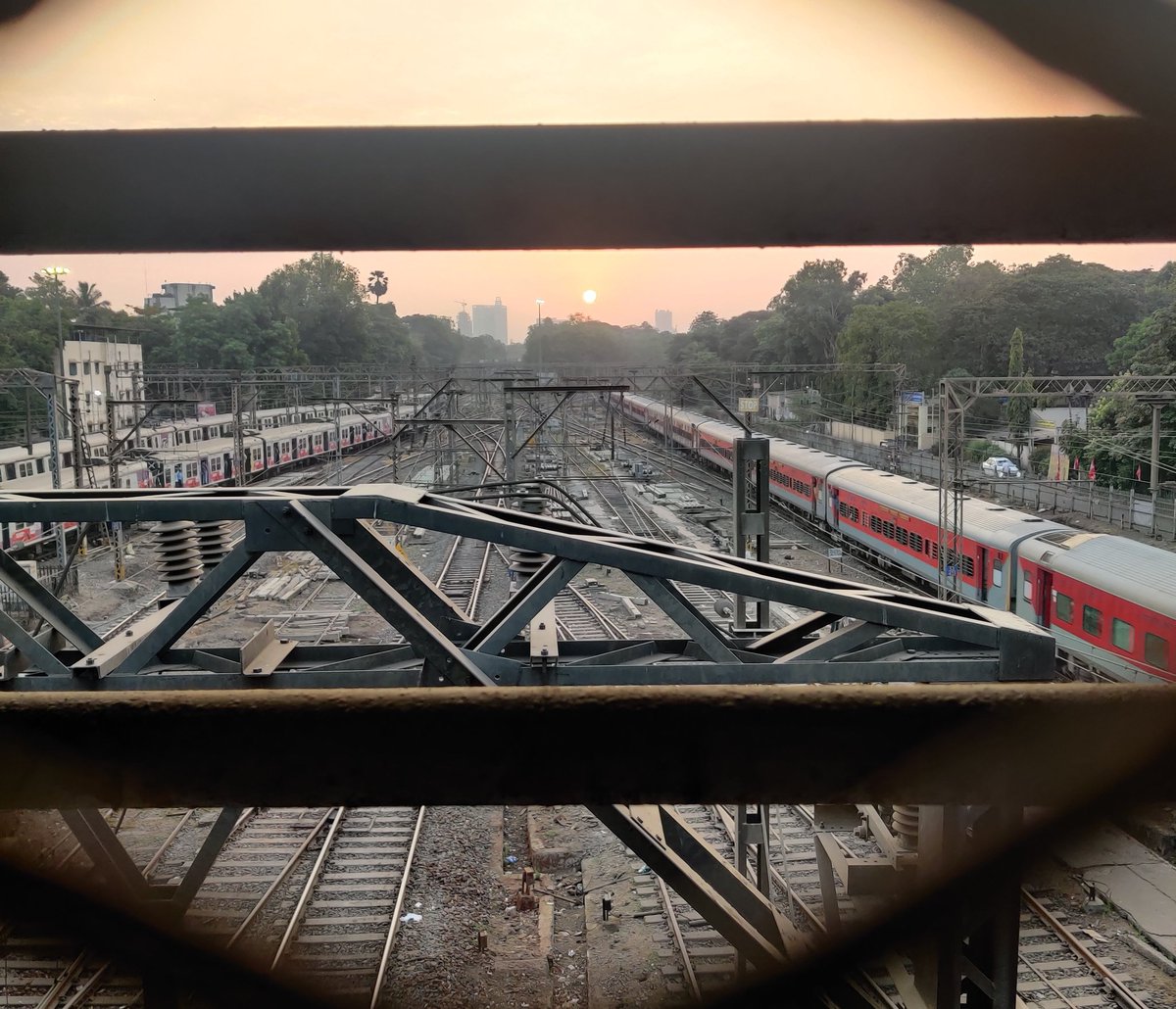 ChandarRly's tweet photo. Morning rails, moving lives.
A quiet sunrise over the tracks, with trains carrying the city into its next rhythm. #Railway #Mumbai #Sunrise https://t.co/100exBQ1QW