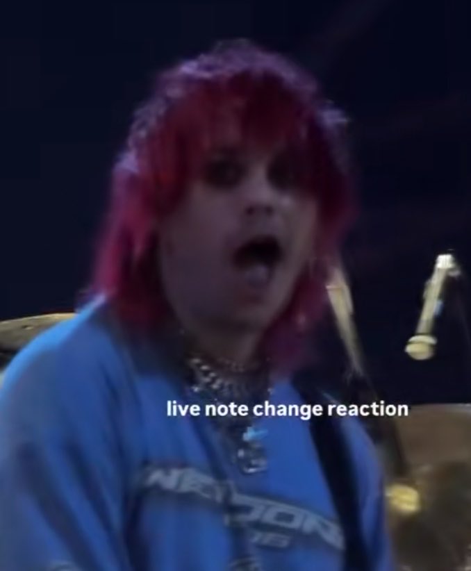 wtghostofu's tweet photo. en loop hasta q me muera el video de luke cambiando la nota de ghost of you y michael haciendo esta cara https://t.co/a0d8fUPumJ