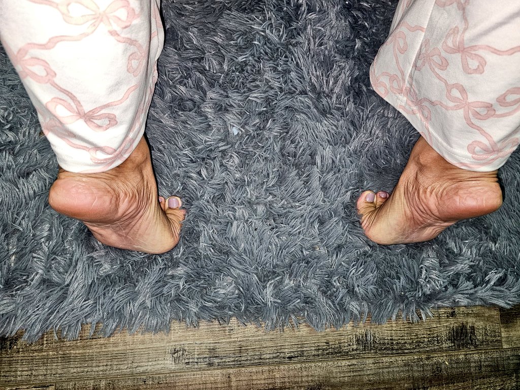 looney4feet's tweet photo. Took me a while to understand his #obsession #tippytoe #footfetısh #wrinkledsoles #ebonysoles  #footworshi̇p #ebonyfeet #lickthem #milf #maturefeet #sexytoes #wrinkles #arches #ebonyfeet https://t.co/w1fcXxcue3