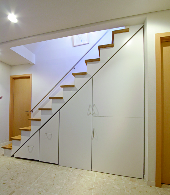 dopa_diy's tweet photo. 【収納DIY／階段下に収納を作る】
デッドスペースとなっていた階段下の空間に、観音開きの扉をつけた作りつけ収納と、キャスターをつけた引き出し収納を製作。階段の角度に合わせた変則的な形状だが、材料の加工をオーダーメイド家具メーカーのストーリオに依頼して、効率よく高精度の仕上がりを得ている。（神奈川県／Y邸）
dopa（2026年3月号）『DIYリノベのアイデア図鑑』特集 https://t.co/Z4FH0Utp3N