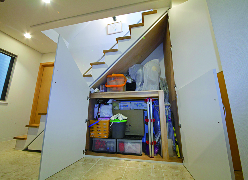 dopa_diy's tweet photo. 【収納DIY／階段下に収納を作る】
デッドスペースとなっていた階段下の空間に、観音開きの扉をつけた作りつけ収納と、キャスターをつけた引き出し収納を製作。階段の角度に合わせた変則的な形状だが、材料の加工をオーダーメイド家具メーカーのストーリオに依頼して、効率よく高精度の仕上がりを得ている。（神奈川県／Y邸）
dopa（2026年3月号）『DIYリノベのアイデア図鑑』特集 https://t.co/Z4FH0Utp3N