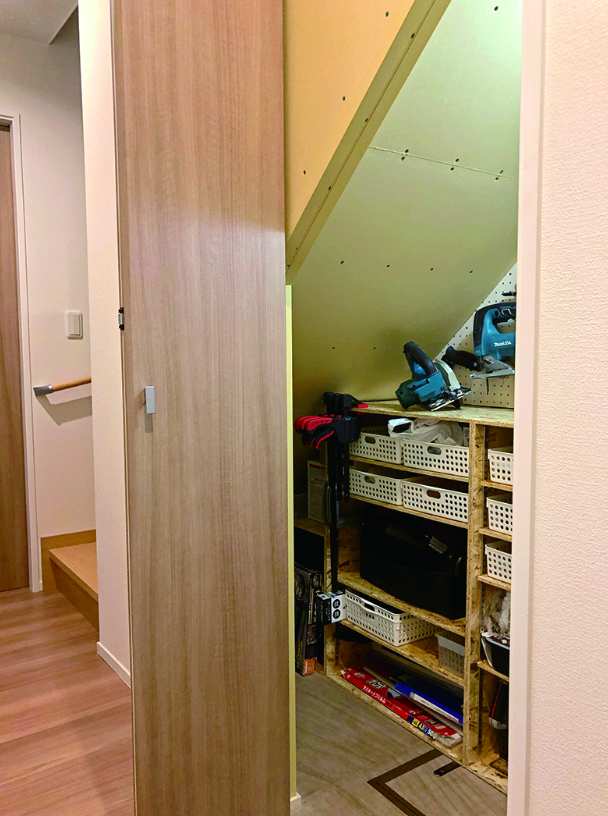 dopa_diy's tweet photo. 【収納DIY／階段下に収納を作る】
階段下収納特有の片流れ天井の高さに合わせて棚を設置するとともに、上部には三角形にカットした有孔板を張り、デッドスペースを作らず工具を収納。以前より収納力がアップしただけでなく、工具や生活用品をしまう場所が定まって、必要なものを探す手間がなくなった。（岐阜県／N邸）

dopa（2026年3月号）『DIYリノベのアイデア図鑑』特集 https://t.co/Z4FH0Utp3N