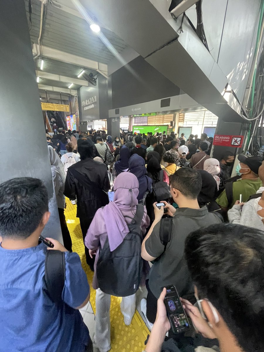 netizenstress's tweet photo. @CommuterLine ini penumpang lo yang numpuk di sudirman, perubahannya mana?! Dari tahun ke tahun begini terus?! Bangga lo bilang melayani untuk negeri? https://t.co/qTxiU780fb
