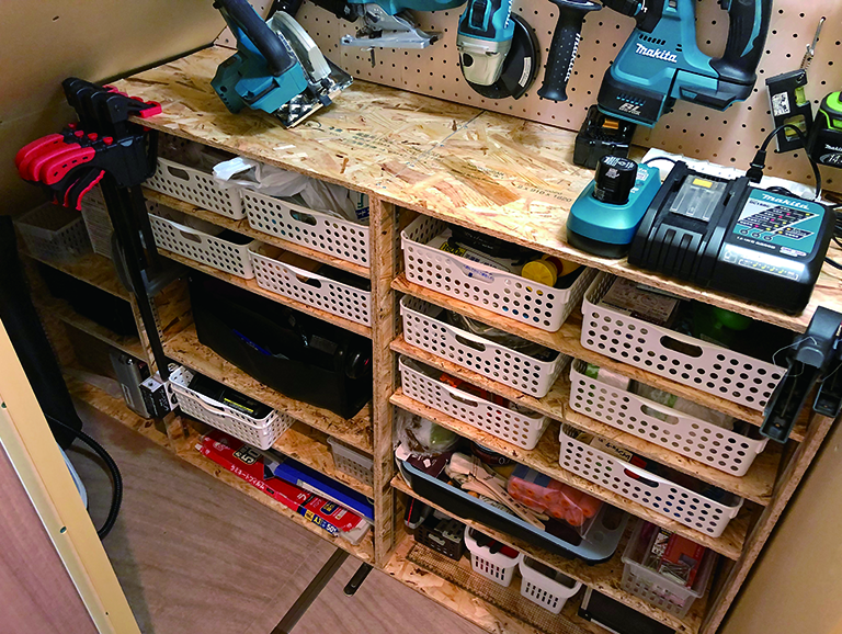 dopa_diy's tweet photo. 【収納DIY／階段下に収納を作る】
階段下収納特有の片流れ天井の高さに合わせて棚を設置するとともに、上部には三角形にカットした有孔板を張り、デッドスペースを作らず工具を収納。以前より収納力がアップしただけでなく、工具や生活用品をしまう場所が定まって、必要なものを探す手間がなくなった。（岐阜県／N邸）

dopa（2026年3月号）『DIYリノベのアイデア図鑑』特集 https://t.co/Z4FH0Utp3N