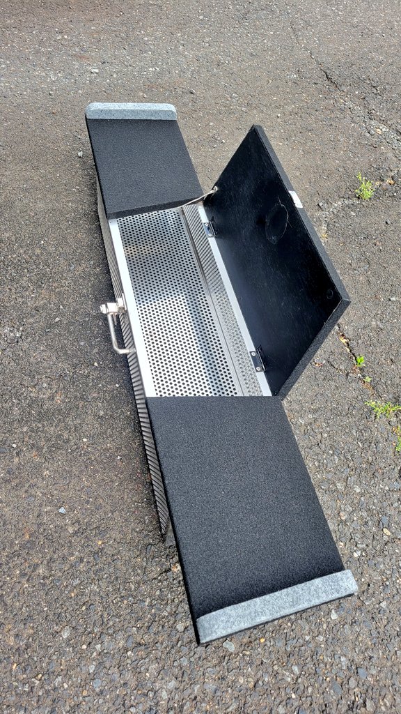 ponquick's tweet photo. デジストオーダーメイドで作っていただいたベースBOX！
自分なりにカスタムして少し前の釣行からテストしていましたが、ひとまず完成！レンタルボート内のレイアウトで常にデッドスペースになる浮力体の上を有効活用したくて作ってみました🔥

#DIGITALSTRUCTURE
#フジムラ製作所 https://t.co/VMnzrIUfPZ