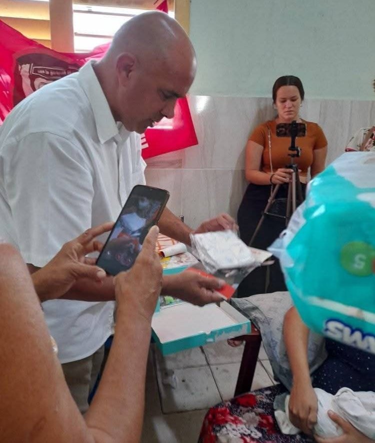 GHNordelo5's tweet photo. También en el Hospital Pediátrico "Eliseo Noel Camaño",  de Matanzas, el vicecoordinador nacional de los #CDRCuba Yosveny Verdeal, y el coordinador yumurino Norlenis Serpa, entregaron módulos para bebés donados a nuestra prganización.
#Cuba #CubaNoSeRinde #LaPatriaSeDefiende https://t.co/bIoHBus45j